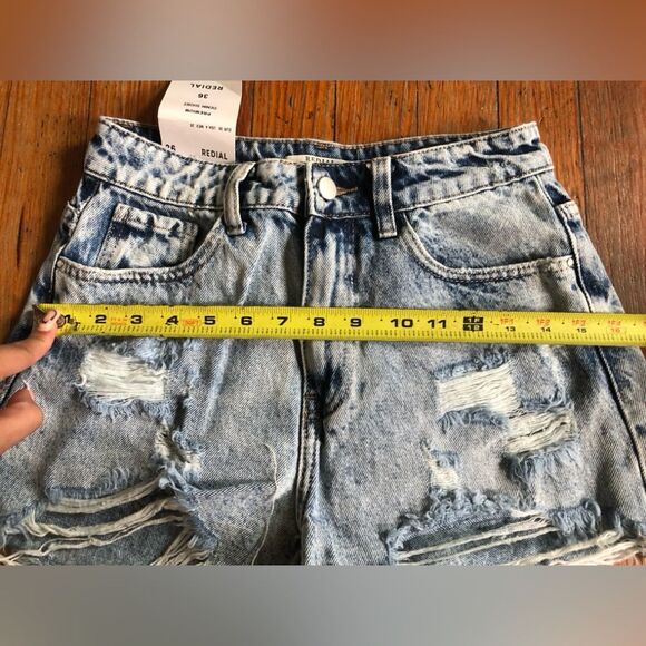 Redial || NWT Distressed Light Wash High Rise Denim Shorts SZ 4 - Picture 8 of 11